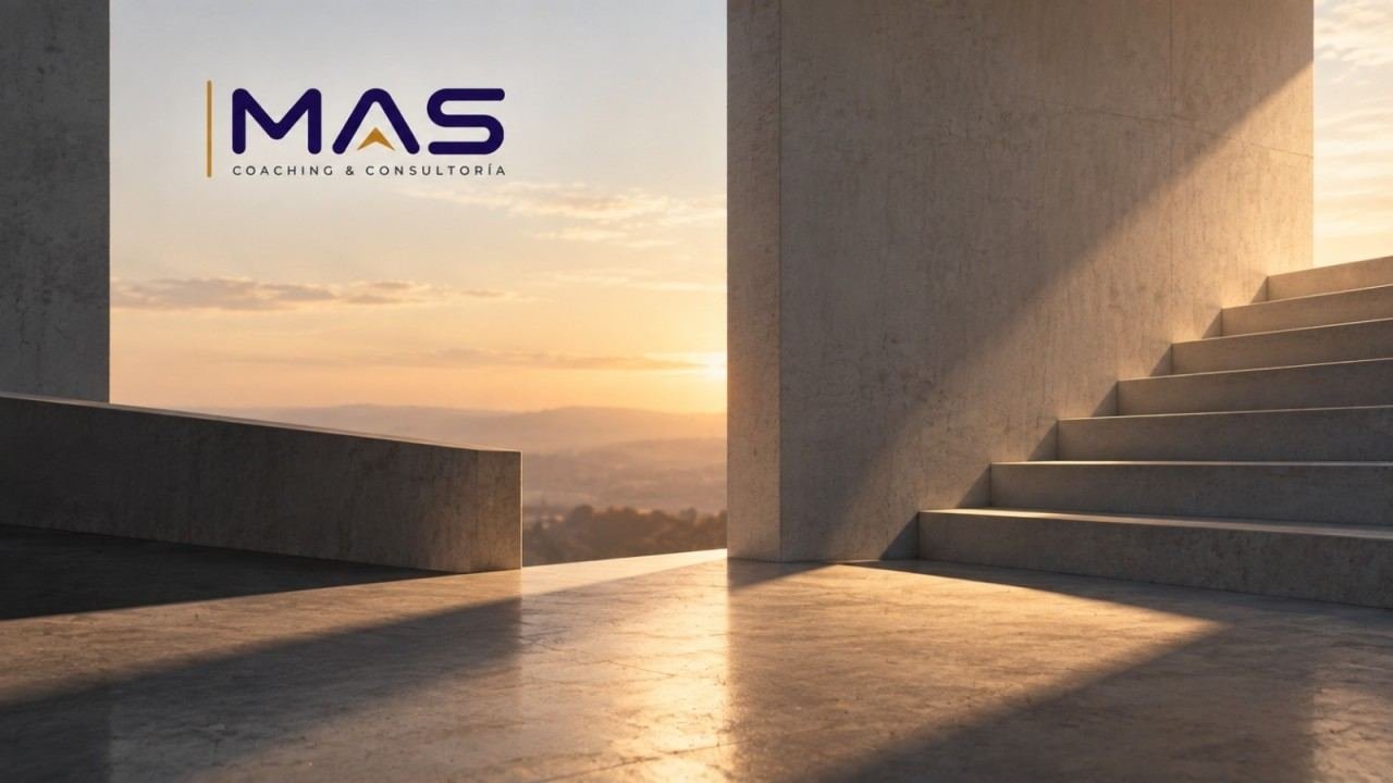 Escalera de concreto iluminada por la luz del atardecer, representando el paso hacia adelante en medio de la incertidumbre